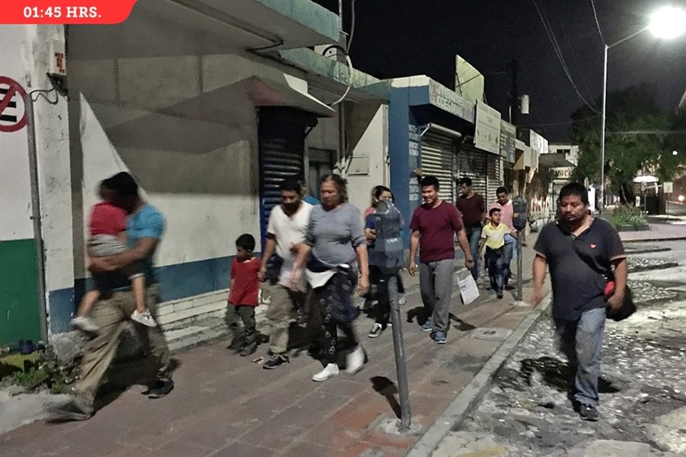 En busca de un lugar para pasar la noche, el grupo de extranjeros caminó hasta la Central de Autobuses.
