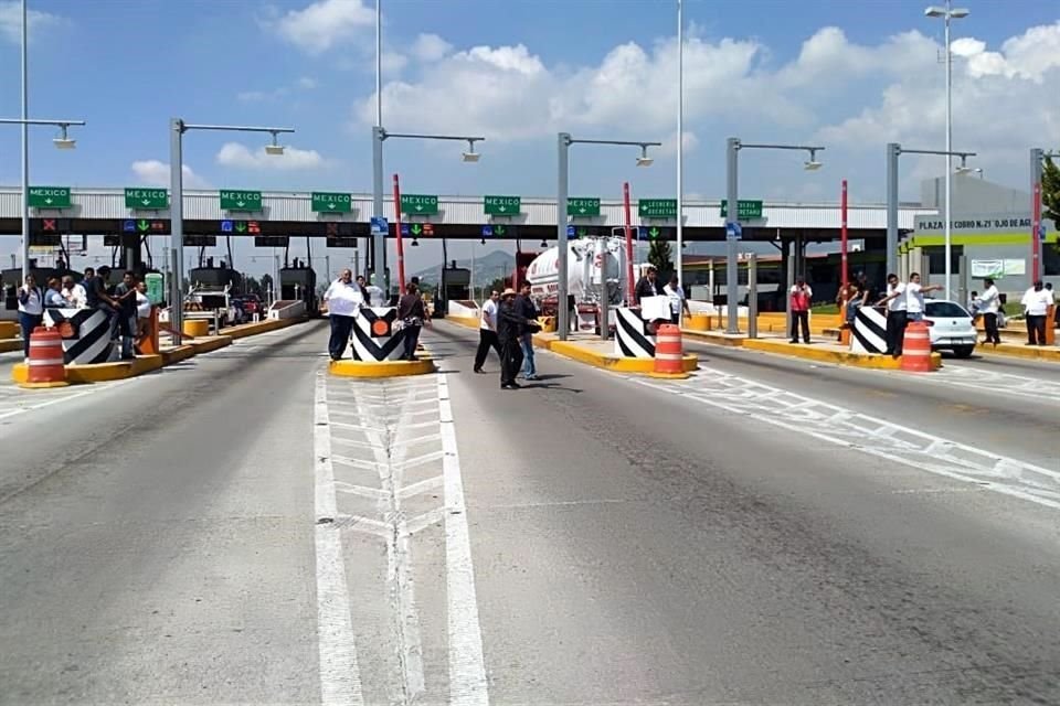 Operadores de transporte público del Estado de México realizaron ayer una protesta para exigir mayor seguridad a las autoridades.