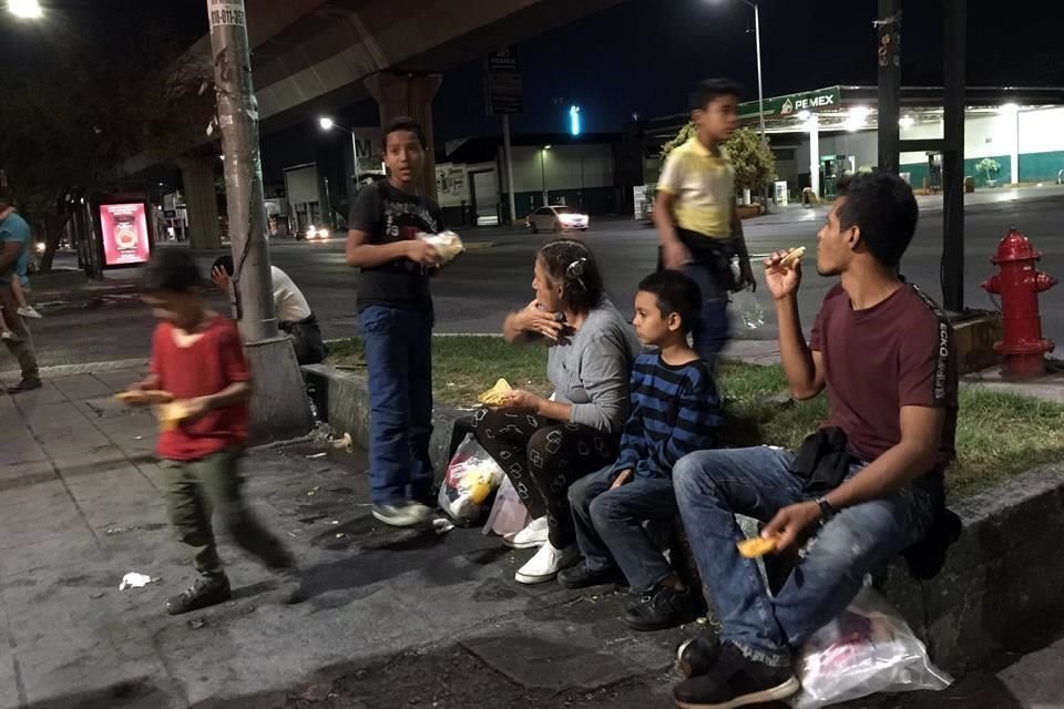 Centroamericanos que están en trámites de asilo político en Estados Unidos fueron trasladados de Nuevo Laredo a Monterrey y abandonados en la calle.