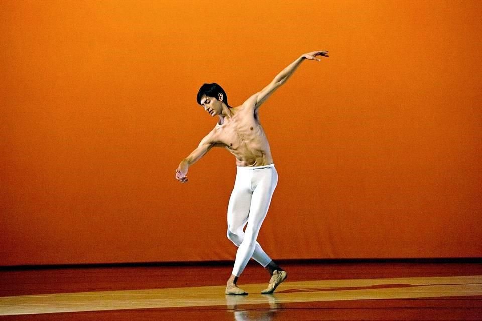 El mexicano Braulio Álvarez, de 29 años, alista una nueva pieza para el Ballet de Tokio con 'Danzón No. 2', de Arturo Márquez.