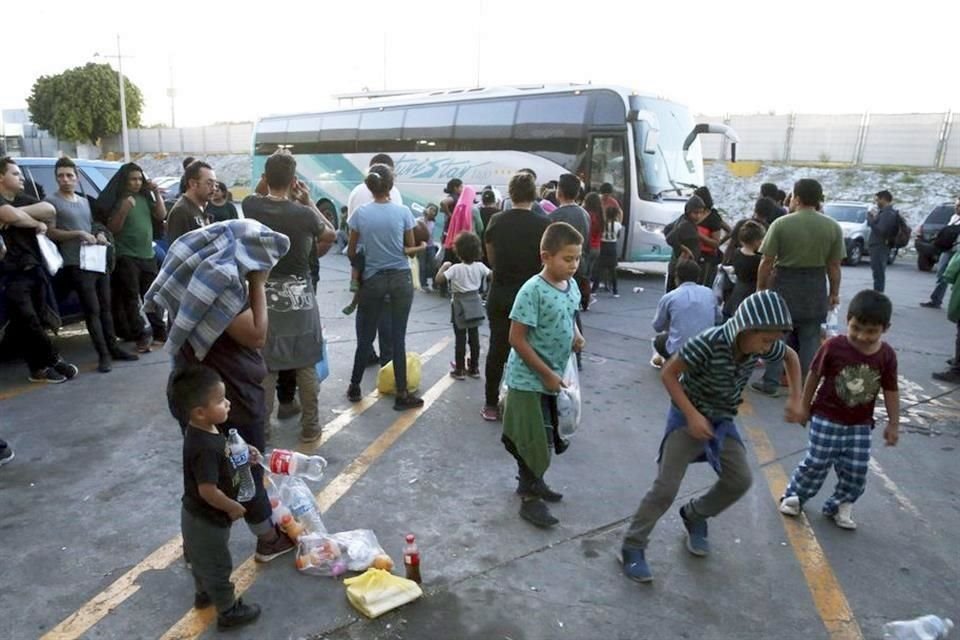 Con falsas promesas de albergues, los migrantes suben a autobuses en Nuevo Laredo (foto) para ser abandonados en Monterrey.