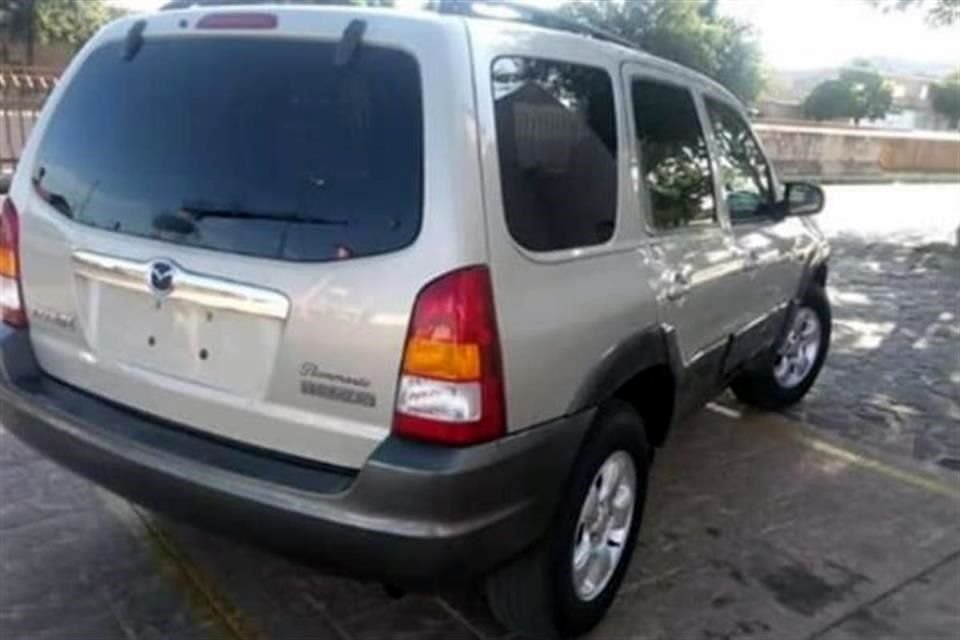Eduardo Eliseo aseguró que su familiar fue encañonado por dos hombres que se llevaron la camioneta Mazda Tribute, modelo 2004,  de color arena y con placas SRE 9857.