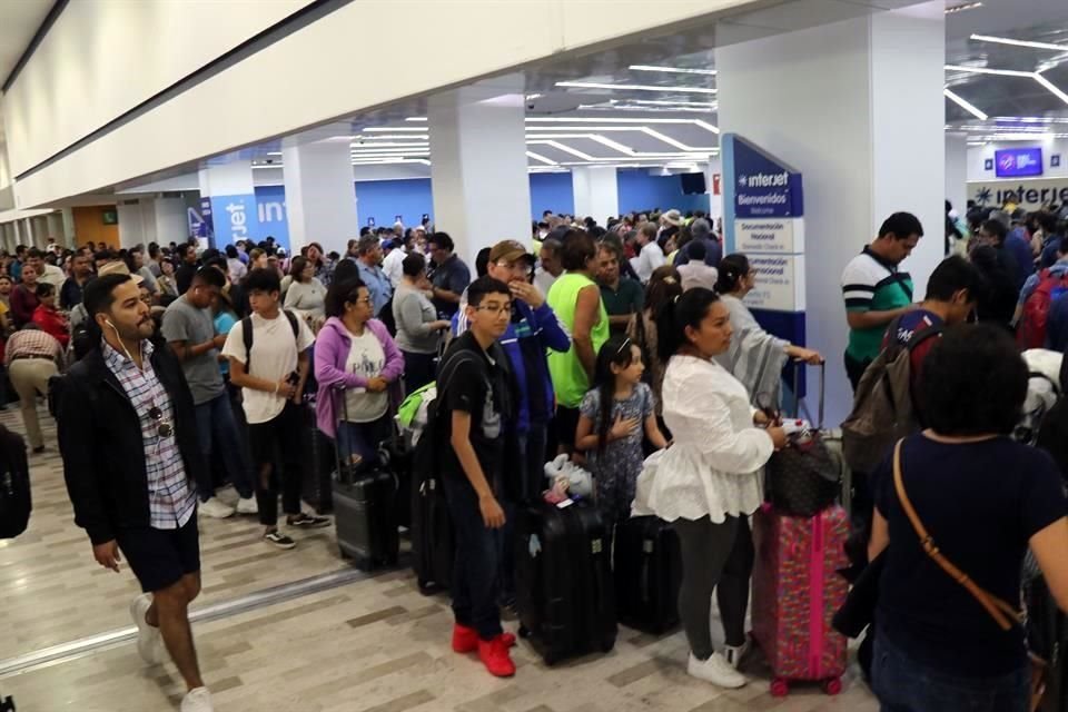 Interjet reconoció finalmente que las cancelaciones se deben a que no cuenta con suficiente tripulación.