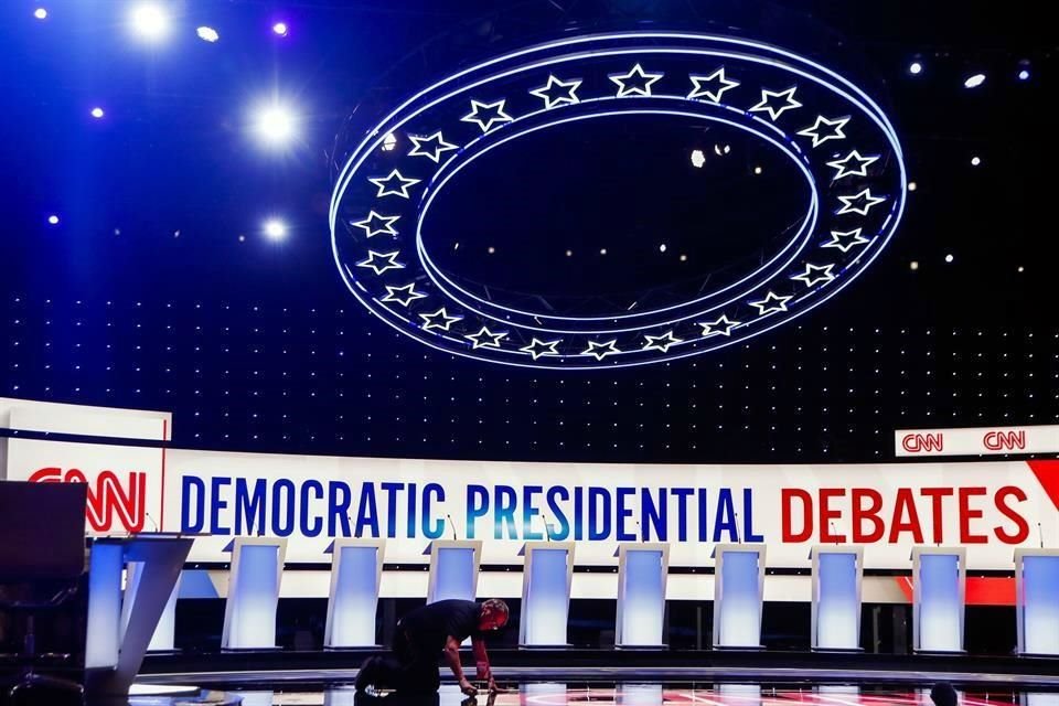 Un trabajador alista el escenario del segundo debate presidencial demócrata.