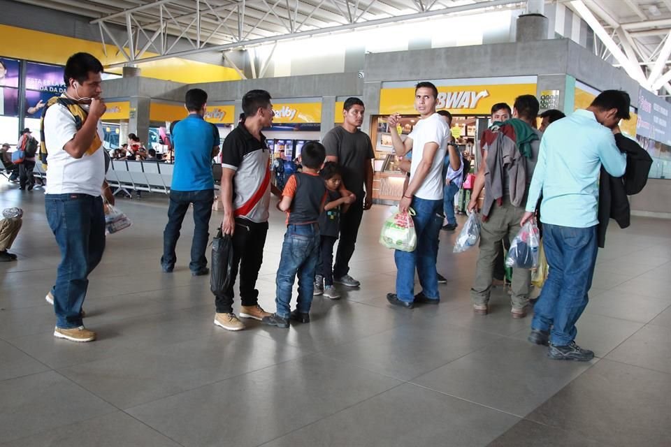 Un nuevo grupo de centroamericanos fue enviado ayer por el Instituto Nacional de Migración desde Nuevo Laredo para quedar abandonado a su suerte en la Central de Autobuses de Monterrey.