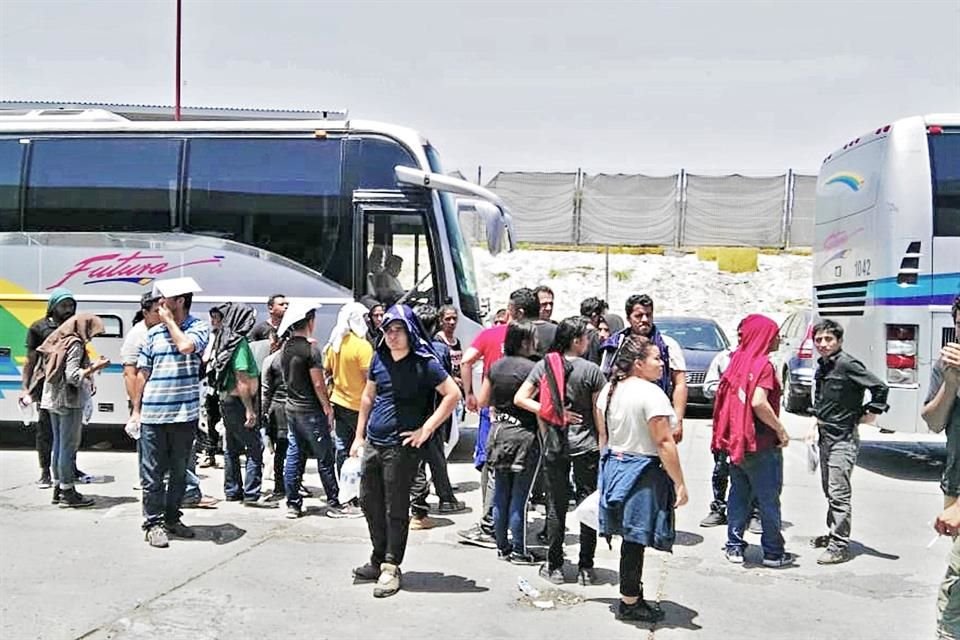 Migrantes que abordaron ayer a las 15:00 horas dos autobuses en la delegación del INM en Nuevo Laredo (izq.) fueron abandonados en la Central de Autobuses de Monterrey a las 17:30 horas.