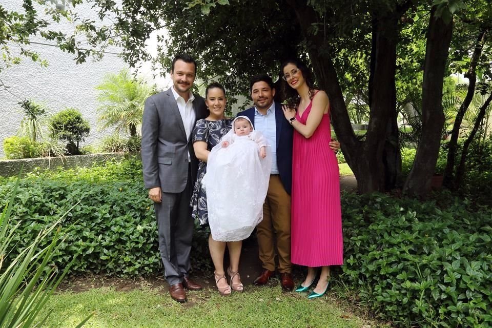 Familia espiritual.<br>Juan Carlos Rodríguez, Denise Bouquet con Gala<br>Espinosa, Pablo Espinosa y Eva de Anda.