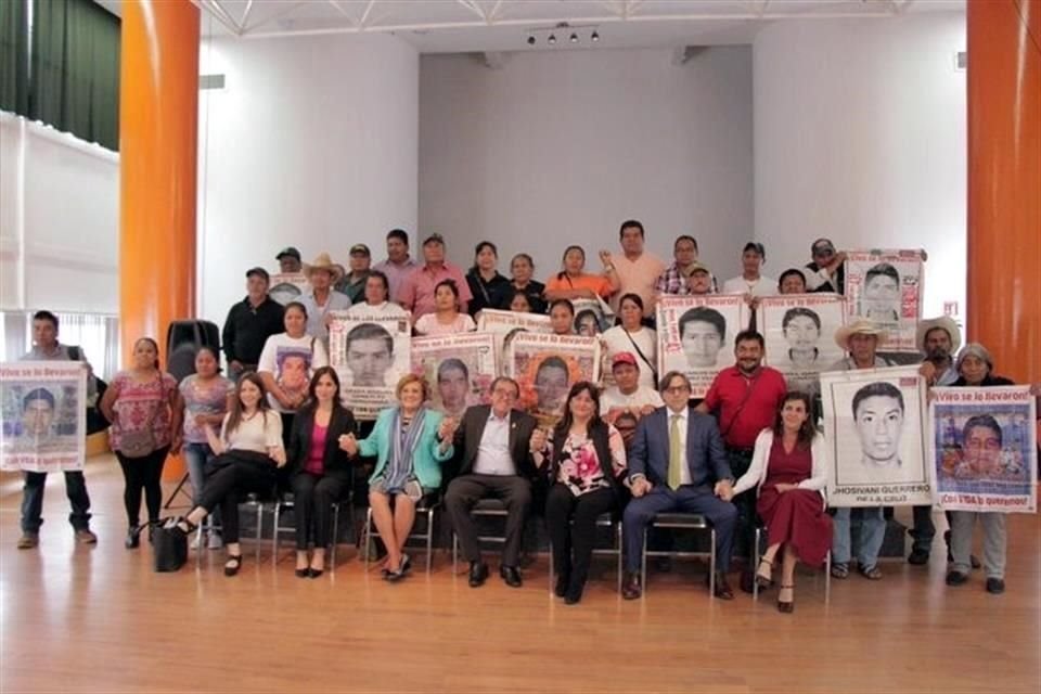 Los comisionados de la CIDH y los expertos se reunieron con los familiares de los normalistas en privado.