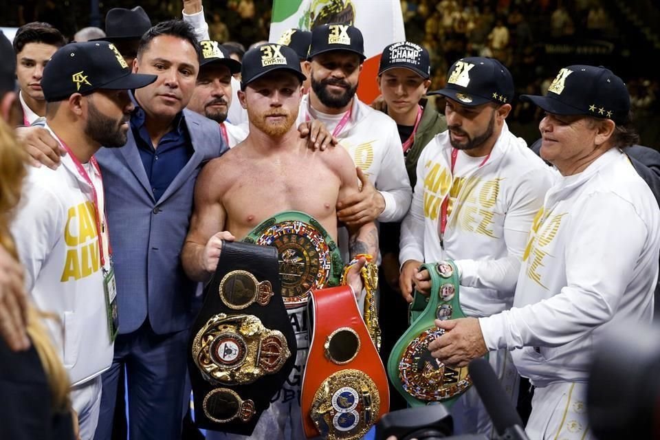 'Canelo' aún retiene los otros tres títulos.