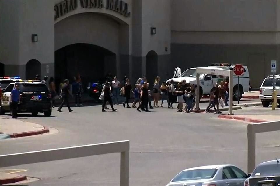 La Policía de Texas informó que atiende un tiroteo activo en un centro comercial de El Paso; medios reportan al menos 18 heridos.