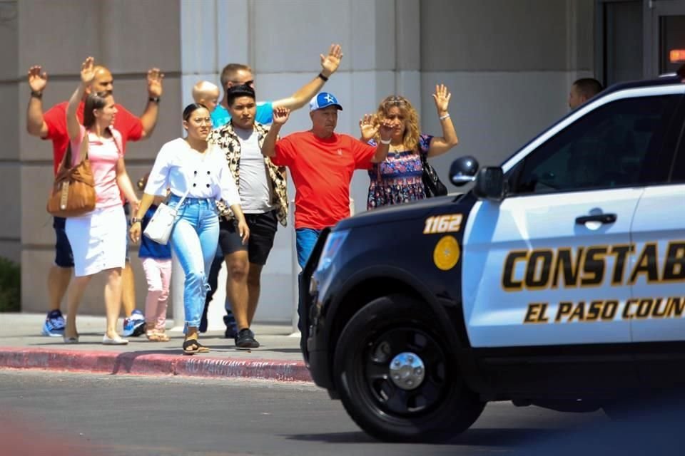 Entre llantos y gritos, personas con las manos en alto fueron evacuadas del Walmart.