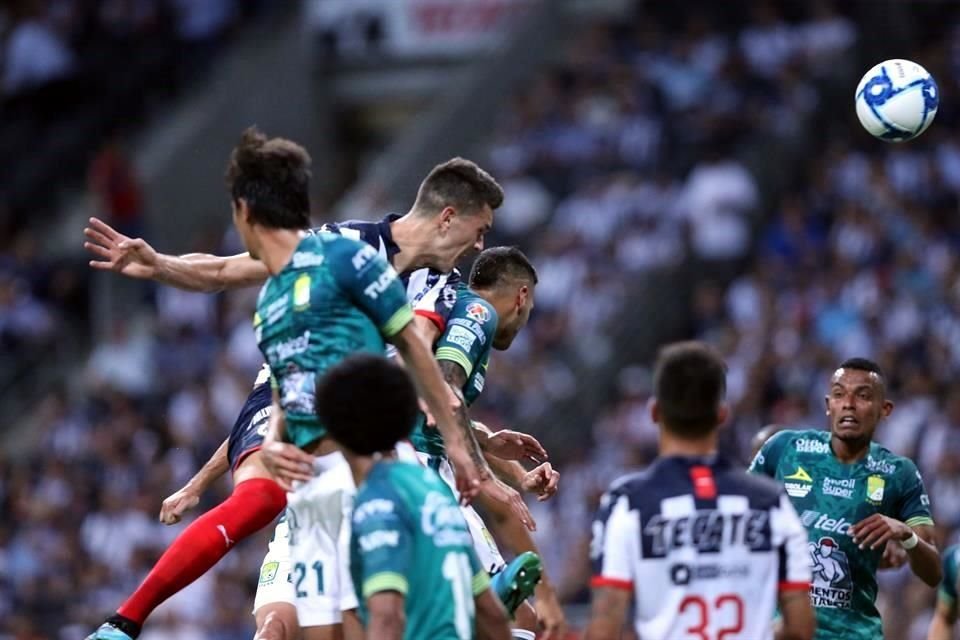 César Montes empató el partido 2-2 en el segundo tiempo.