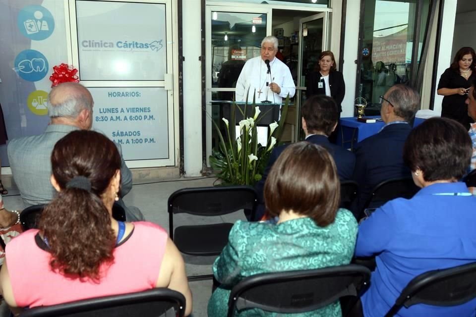 El Arzobispo Rogelio Cabrera inauguró la Clínica Cáritas.