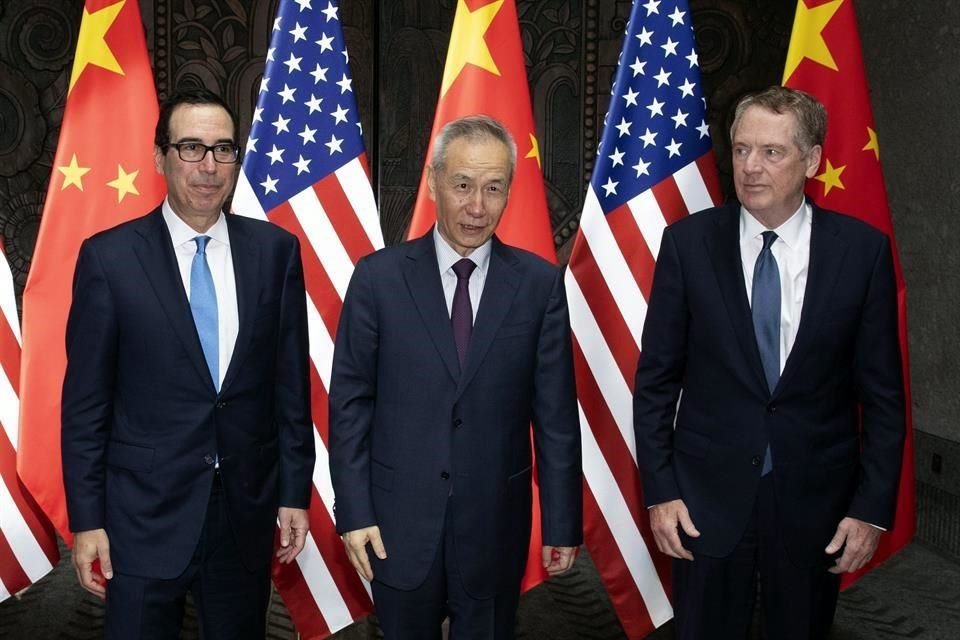 El Departamento del Tesoro de Estados Unidos, a cargo de Steven Mnuchin (Izq.), dijo el lunes que había resuelto -por primera vez desde 1994- que China está manipulando a su moneda.