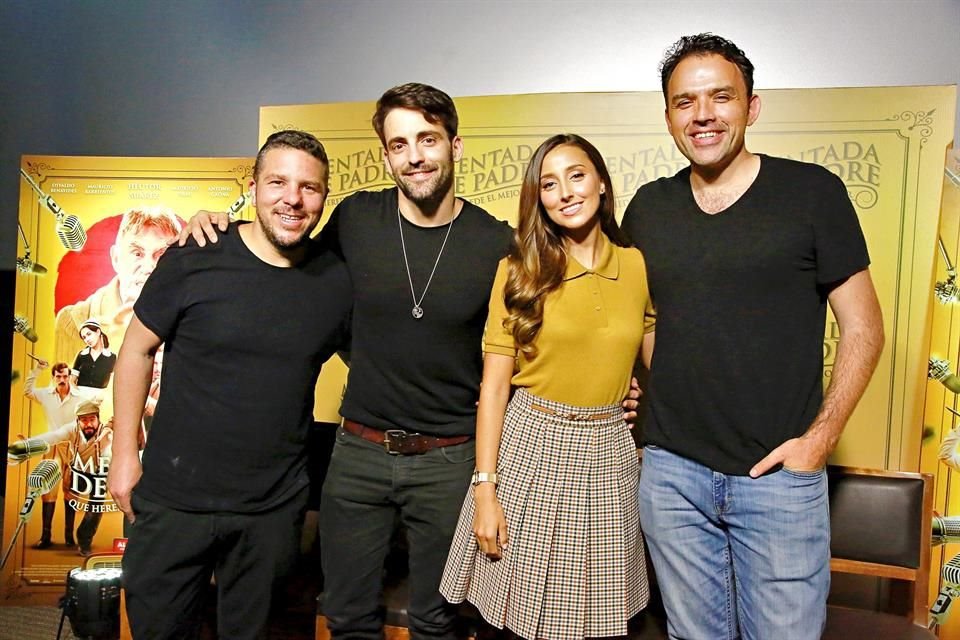 (Izq. a der.) El productor Mark Alazraki, los actores Antonio Gaona, Sofía Sisniega y el realizador Fernando Rovzar, presentaron miércoles la cinta en Monterrey.