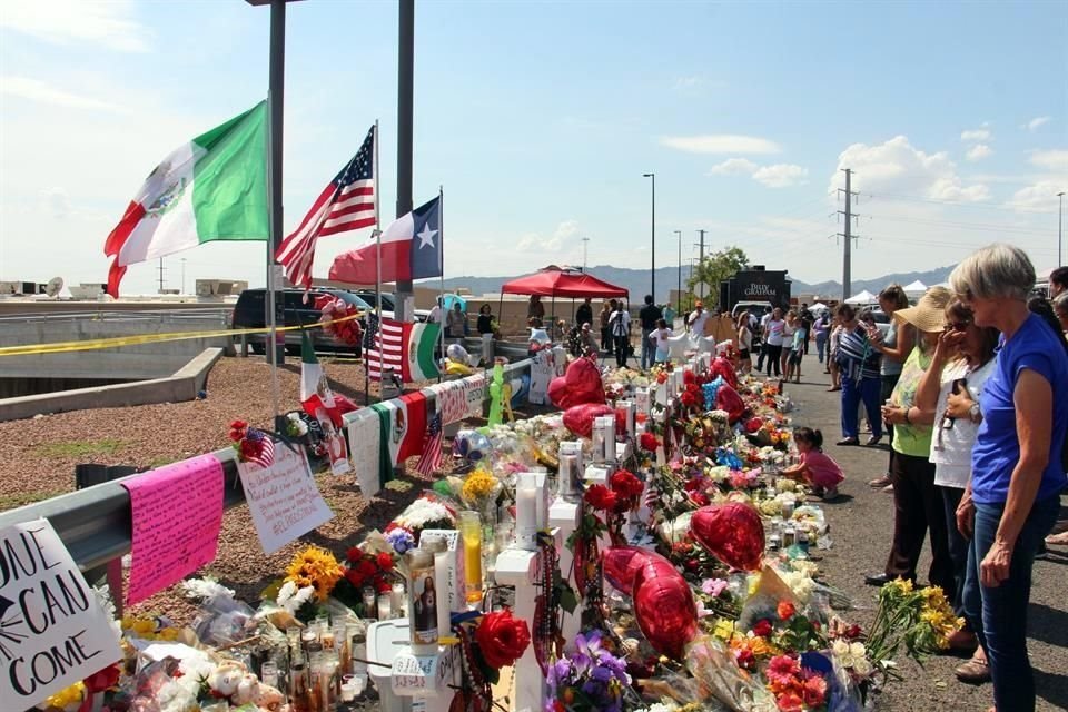 En el memorial están presentes las banderas de México, Estados Unidos y Texas.