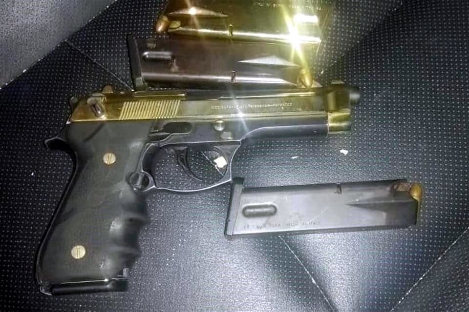 Al detenido se le decomisó un arma calibre 9 milímetros.
