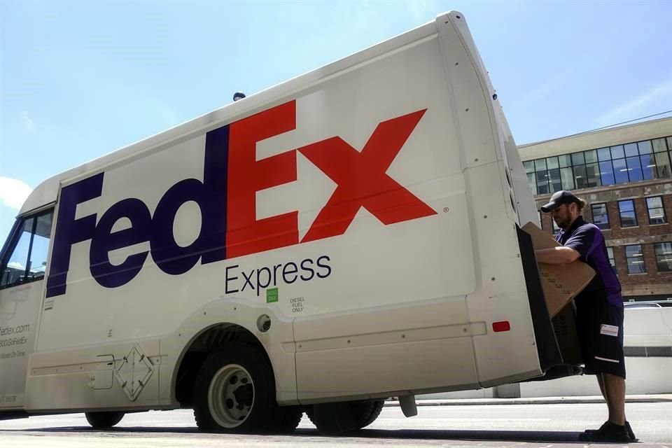 FedEx ya no entregará más paquetes en tierra para Amazon.