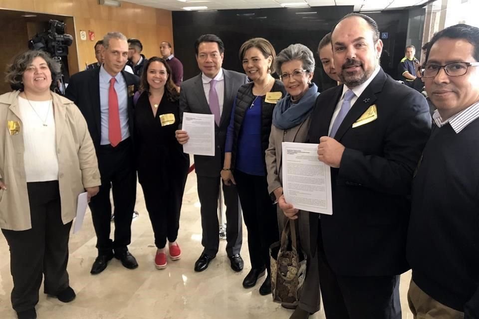 El pronunciamiento fue entregado al coordinador de los diputados de Morena.