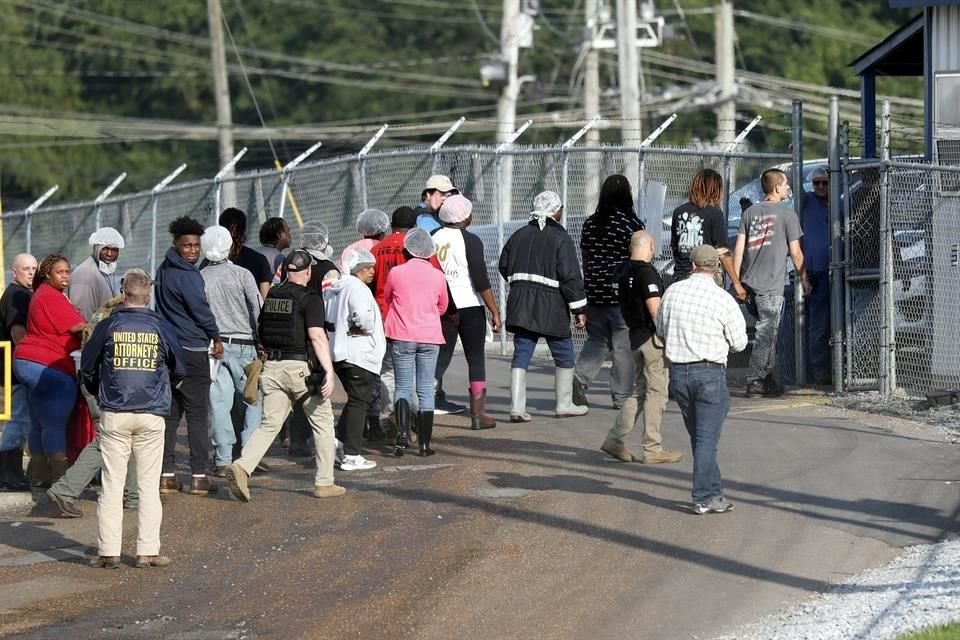 Funcionarios de inmigración de EU llevaron a cabo una redada contra los trabajadores de la planta Koch Foods Inc, ubicada en Mississippi.