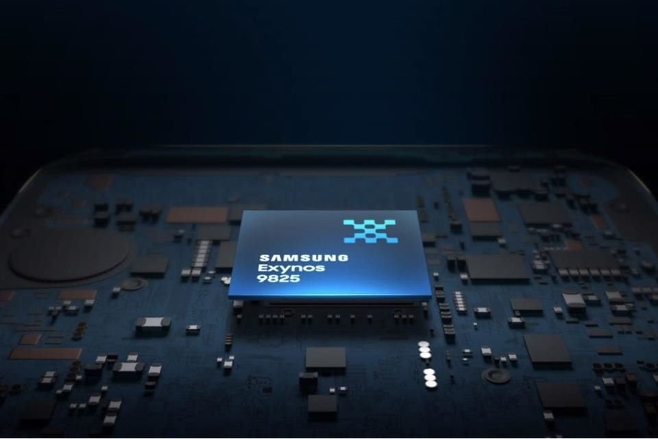 El Exynos 9825 es el primer procesador de 7nm con tecnología EUV, o litografía ultravioleta extrema que integrar circuitos más finos, rápidos y poderosos para mejorar la eficiencia energética.