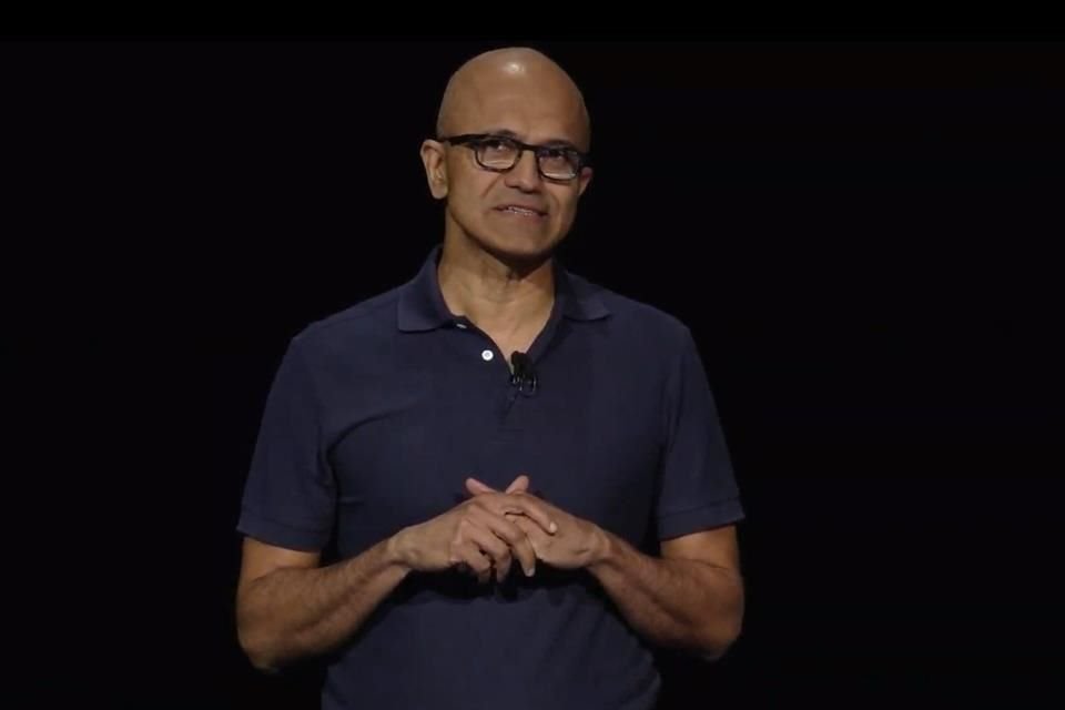 Satya Nadella, CEO de Microsoft, reiteró el interés de Microsoft de reducir los obstáculos entre diferentes dispositivos para aumentar la productividad y mejorar la experiencia de los usuarios