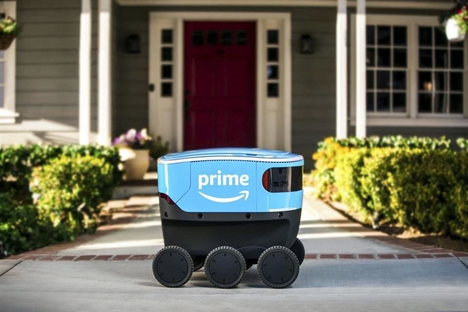 El robot Scout de Amazon realiza entregas en el área de Irvine, California.