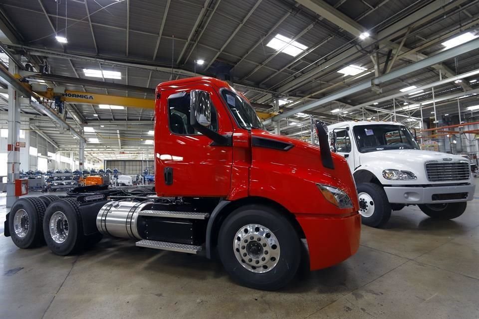 Daimler tiene una planta en Saltillo, Coahuila  y otra en Santiago Tianguistenco de Galeana, Estado de México.