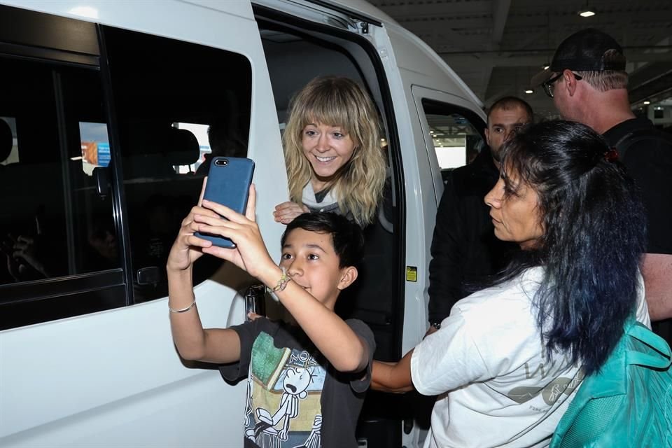 La artista posó para fotografiarse con sus fans.