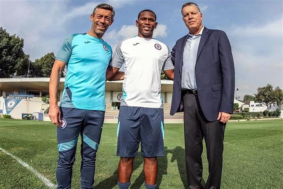 Cruz Azul hizo oficial el fichaje de Angulo.