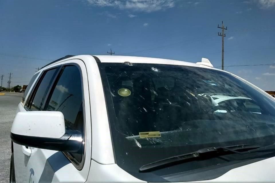 Dos de los disparos ingresaron por el cristal del parabrisas tras el ataque armado.