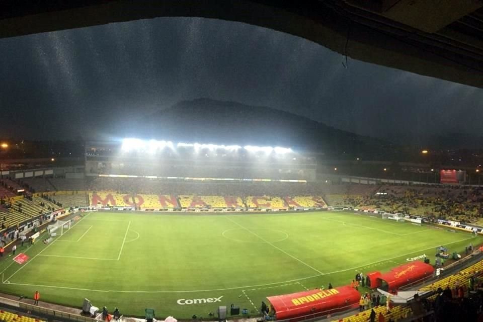 La lluvia no permite que se juegue el segundo tiempo.