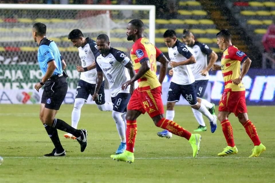 El duelo terminó 0-0 al medio tiempo y tardó 40 minutos en comenzar el segundo.