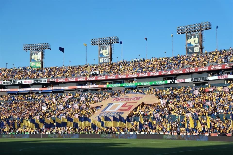 La afición felina aguantó los 40 grados que se sintieron al arrancar el partido.