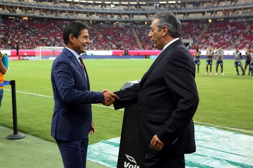 Alfonso Sosa y Tomás Boy se saludan previo al juego.