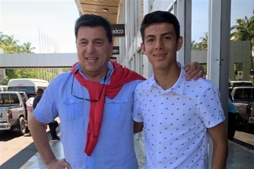 El atacante juvenil posó junto al ex técnico rayado Daniel Pasarella.