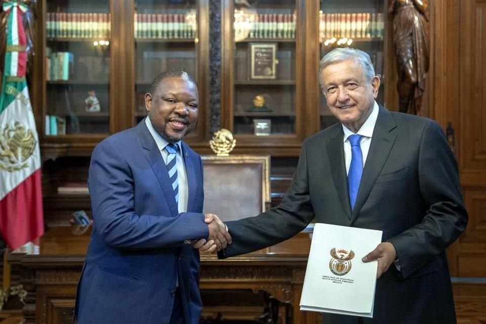 El Presidente López Obrador   y el Embajador de Sudáfrica en México.
