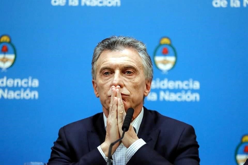 El Presidente de Argentina, Mauricio Macri, participa en una rueda de prensa un día después de ser derrotado en las primarias.