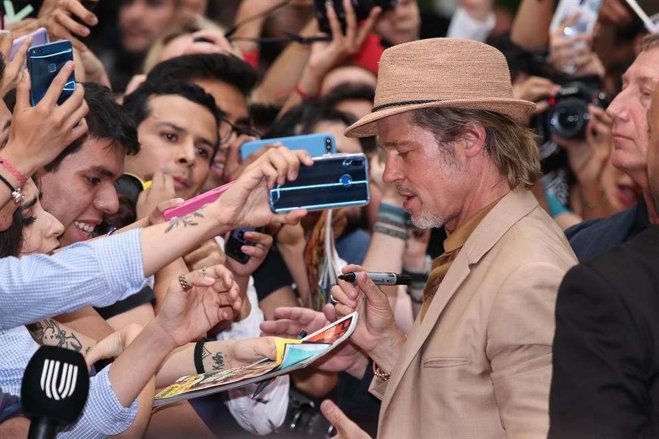 El actor firmó autógrafos.