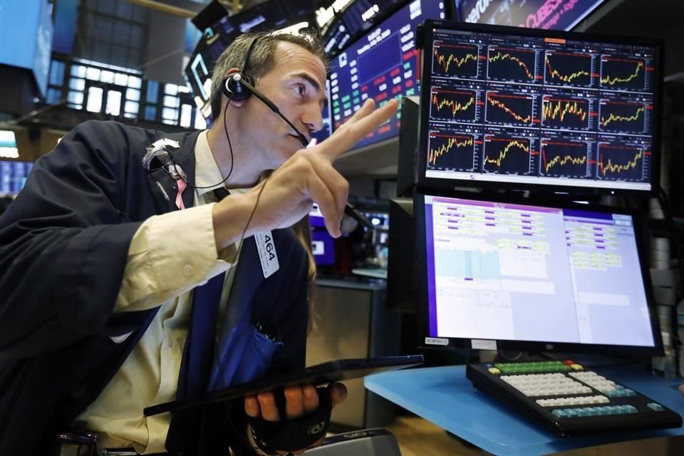 Señalan que la caída es 'inusual' porque los bancos centrales suelen comprar bonos del Tesoro cuando el dólar está débil, como ha sucedido este año.