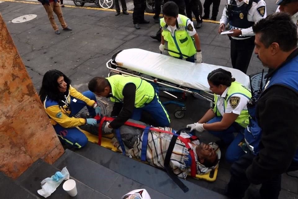 Personal de Protección Civil y paramédicos del ERUM verificaron que presentaba una lesión en el abdomen y lo trasladaron a un hospital.