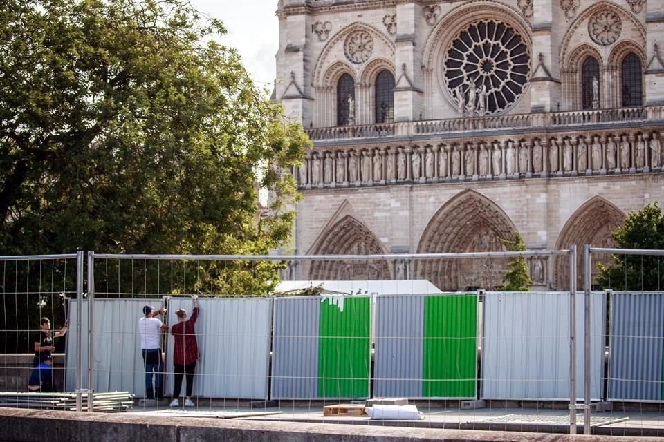 Esta semana empezaron los trabajos de limpieza de plomo en los alrededores de la catedral, que deberán extenderse aún durante tres semanas.