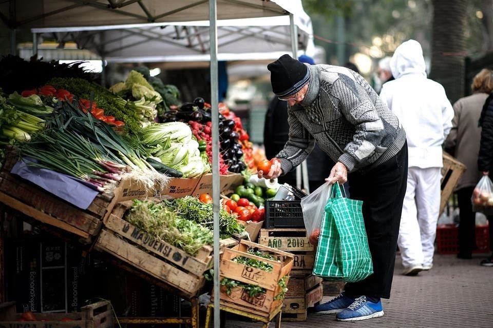 La inflación no es algo nuevo para los ciudadanos argentinos, quienes conocen prácticas recomendables como la de llenar sus despensas hasta el máximo ante la previsión de alzas en los precios.