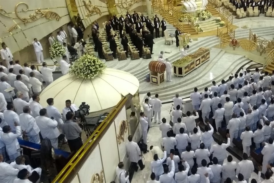 3 mil 500 ministros religiosos fueron los encargados de repartir 700 mil pequeñas piezas de pan y 24 mil litros de vino para 600 mil feligreses, según reportó la LLDM.