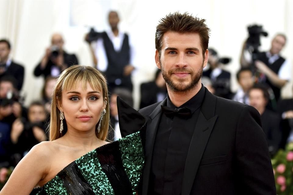 Según fuentes, a Liam Hemsworth le afectado toda la cobertura mediática de las vacaciones de su ex pareja, Miley Cyrus, en Italia.