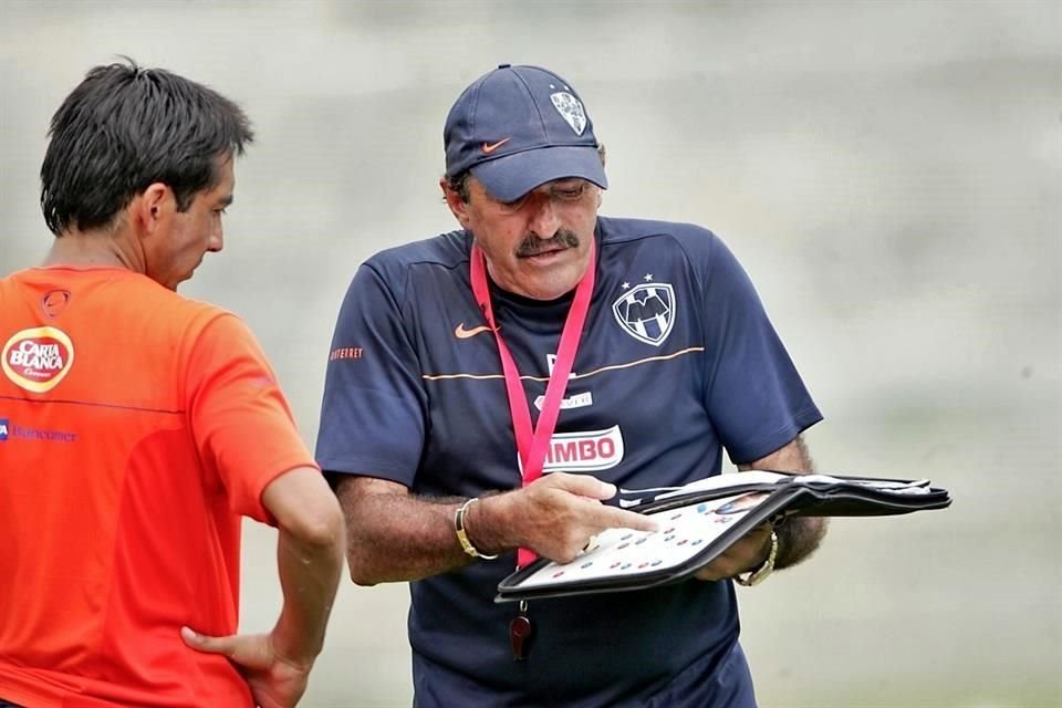 Ricardo La Volpe salió de Rayados en 2009.