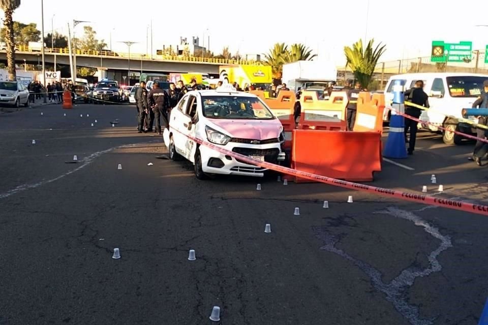 Elementos de la SSC se percataron del robo de un vehículo con cromática de taxi, en la Colonia San Juan de Aragón, lo que desató una balacera.