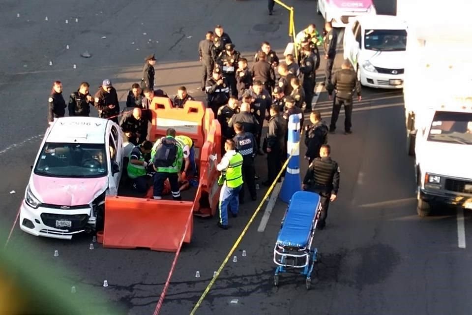 Uno de los asaltantes resultó lesionado al igual que un uniformado, por lo que servicios de emergencia se trasladaron al punto.