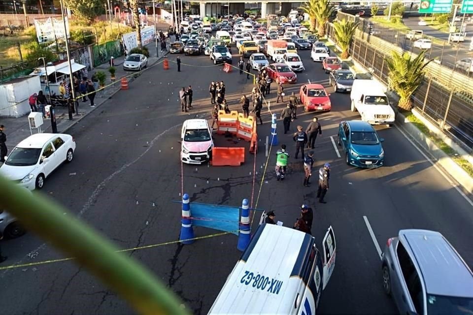 El taxi y la treintena de indicios balísticos que quedaron en la vialidad fueron acordonados por la Policía.