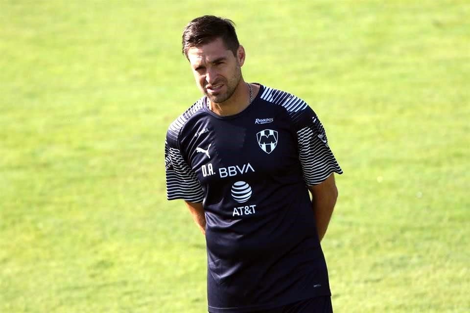 Diego Alonso durante la práctica de este jueves en El Barrial.